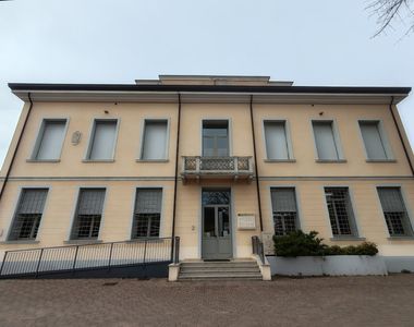 Nella foto si vede la facciata dell'edificio sede della Biblioteca. Si tratta di un edificio a due piani, databile ai primi del Novecento, accessibile anche con rampa per disabili.