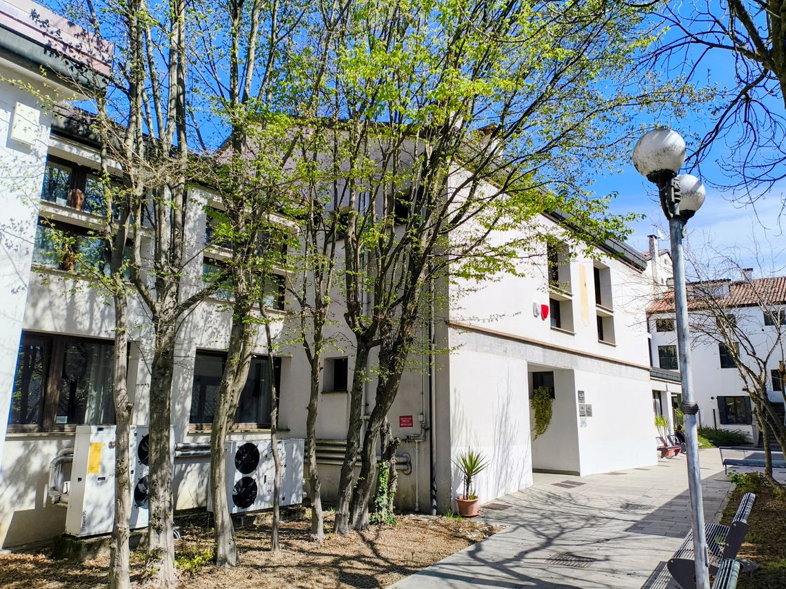 Nell'immagine si vede l'accesso pedonale all'edificio che ospita la Biblioteca comunale di Piove di Sacco che è intitolata al letterato locale Diego Valeri.