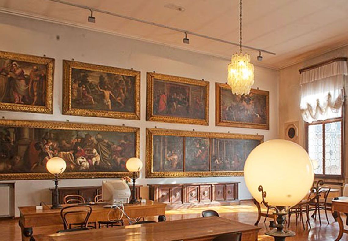 Nell'immagine si vede la sala di lettura monumentale della Biblioteca dell'Ateneo Veneto di Venezia.