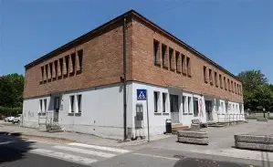 Nell'immagine si vede uno scorcio esterno della sede della Biblioteca comunale di Noventa Padovana che è allestita in un edificio di architettura razionalista del Novecento.