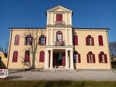Nell'immagine si vede villa Zusto, l'edificio storico che ospita la Biblioteca comunale di Vigodarzere.