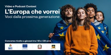 Due ragazzi e due ragazze avvolti nella bandiera dell'Europa e loghi