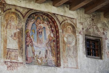 Trtittico con Madonna e Bambino al centro e due Santi per lato