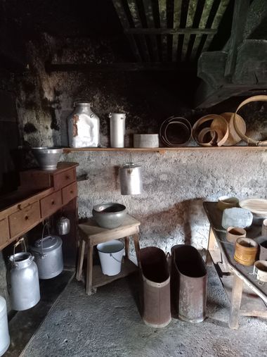 interno con secchi ed attrezzi per fare il formaggio