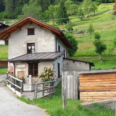 Esterno della latteria con recinzione in legno