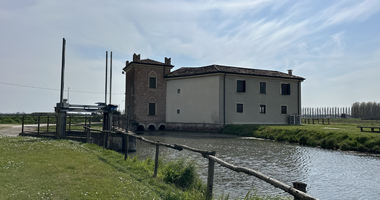 edificio in riva al fiume