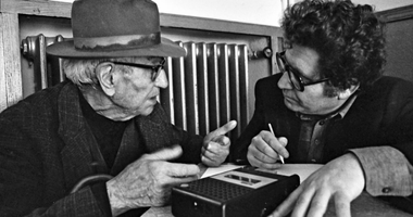 Dino coltro in dialogo con un altro uomo