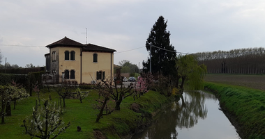 casa vicino all'Adige