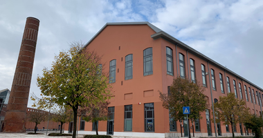 Esterno dell'edificio con camino per i fumi