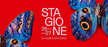 farfalle azzurre su sfondo rosso con scritte bianche