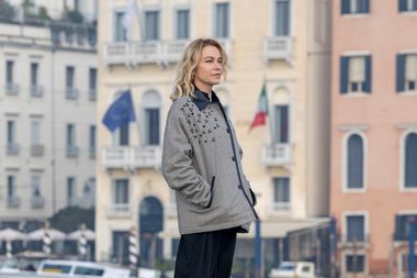 l'attrice Stefania Rocca a figura intera con i palazzi di Venezia