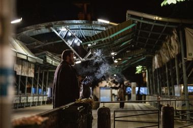 Giuseppe Battiston fuma all'aperto di notte a Treviso