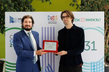 Eugenio Calearo Ciman consegna il premio a Matteo Ghisleri