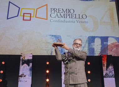 Marcello Fois alza il premio sul palco della finale