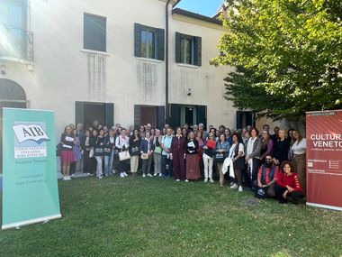foto di gruppo dei bibliotecari nel giardino della villa