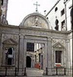 portale d'ingresso all'atrio esterno della Scuola Grande di S. Giovanni Evangelista